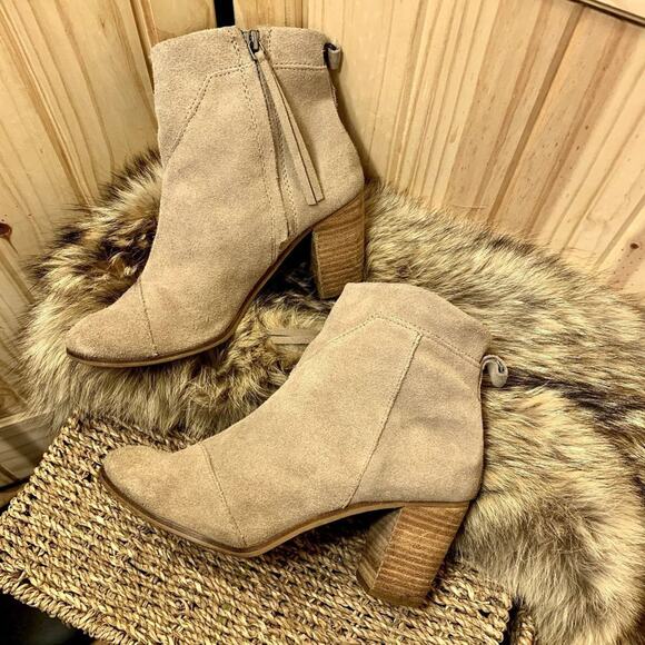 Toms Lunata Heeled Ankle Boots 8.5 Taupe Suede Tassled Booties Boho Neutral Tan - Picture 2 of 11